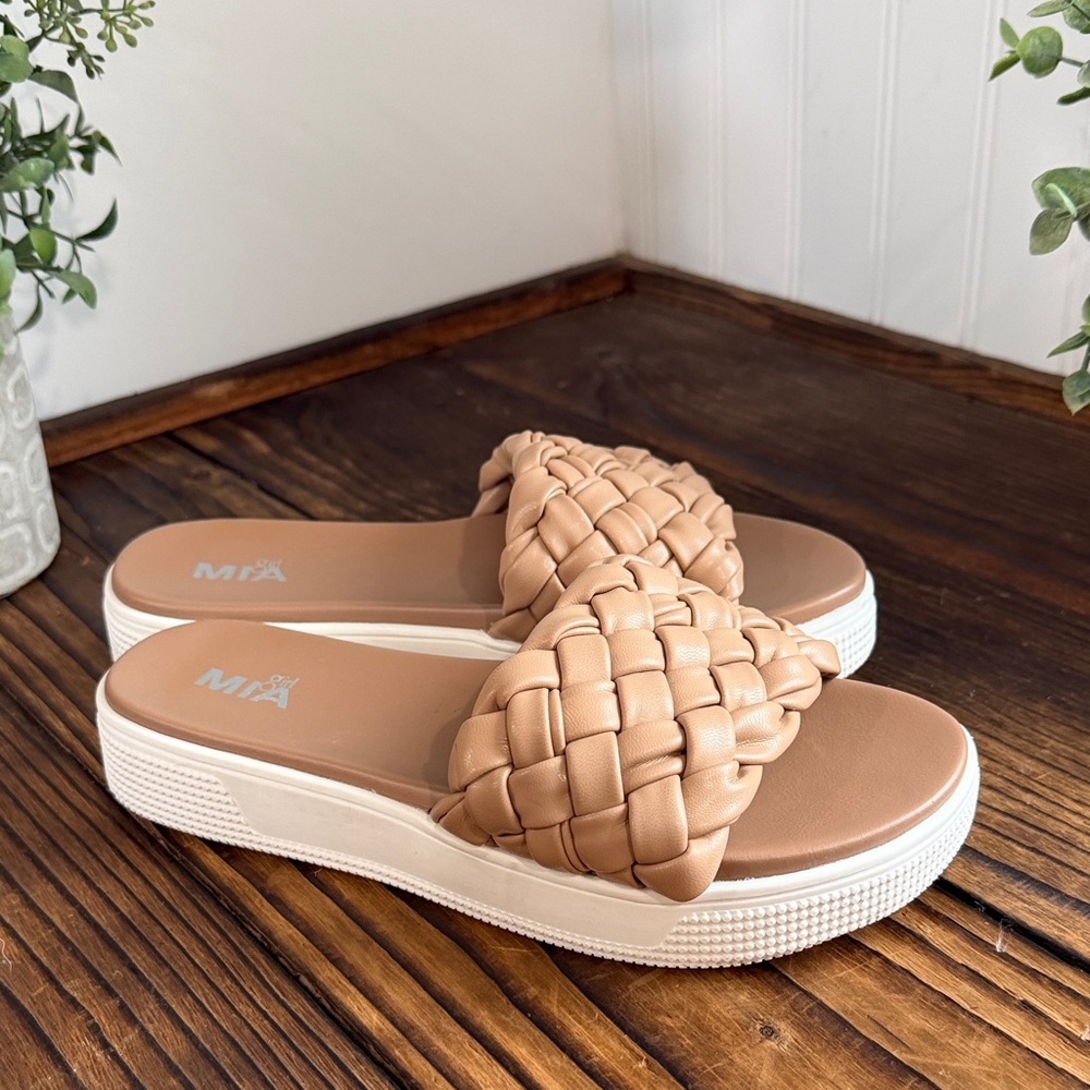 MIA Girl Tan Woven Slide Sandals Size 4